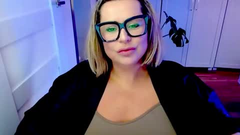Snapshot of luxxx_diana chatting on May 7, 6:19 am Diana online show from May 7, 6:19 am