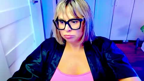 Snapshot of luxxx_diana chatting on May 12, 6:21 am Diana online show from May 12, 6:21 am
