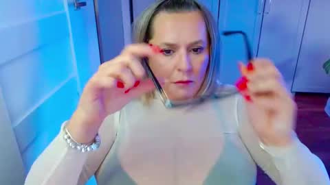 Snapshot of luxxx_diana chatting on May 14, 6:42 am Diana online show from May 14, 6:42 am