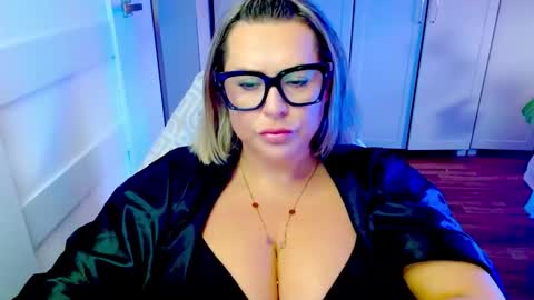 Snapshot of luxxx_diana chatting on May 18, 5:24 am Diana online show from May 18, 5:24 am