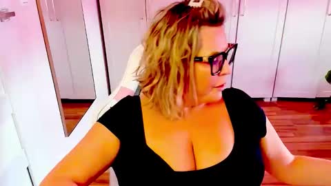 Snapshot of luxxx_diana chatting on June 9, 6:03 am Diana online show from June 9, 6:03 am