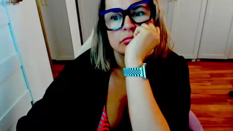 Snapshot of luxxx_diana chatting on July 16, 3:23 am Diana online show from July 16, 3:23 am