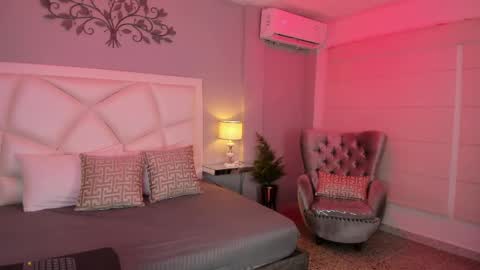 Snapshot of luxylux_ chatting on May 22, 7:08 pm Luxy Lux online show from May 22, 7:08 pm