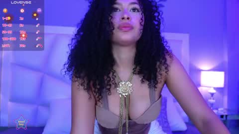 Snapshot of luxylux_ chatting on May 23, 6:34 pm Luxy Lux online show from May 23, 6:34 pm
