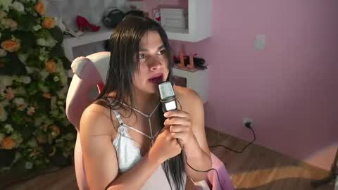 Snapshot of luz_celeste_ chatting on May 19, 4:35 pm Luz online show from May 19, 4:35 pm