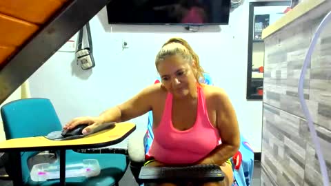 Snapshot of luzamandacastellanos chatting on June 6, 4:17 am ruby50 online show from June 6, 4:17 am