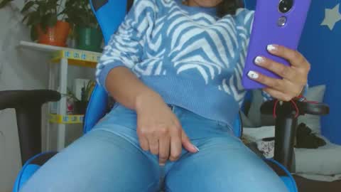 Snapshot of luzzy_cam chatting on December 15, 12:07 am luzzy I hope your visit and that we manage to get very hot online show from December 15, 12:07 am