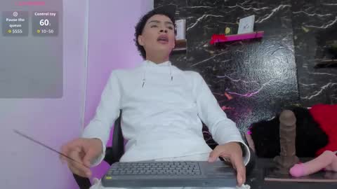 Snapshot of lyan_hots_ chatting on November 12, 11:10 am lyan_hots_ online show from November 12, 11:10 am