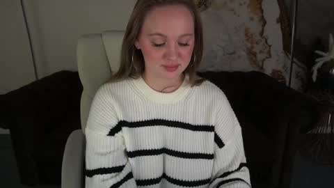 lylanimfa online show from December 11, 7:25 pm