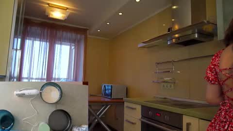 Snapshot of lyle_art chatting on February 14, 6:23 am hi im Lyle online show from February 14, 6:23 am