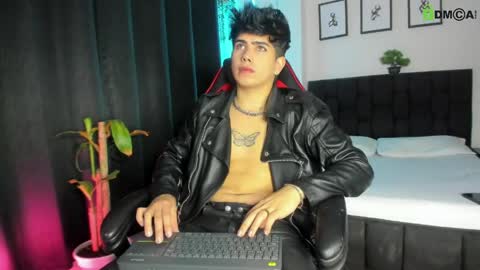 Snapshot of lylebennett_ chatting on May 24, 1:05 pm Lyle Bennett Freelance Model online show from May 24, 1:05 pm