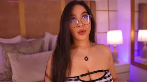 Snapshot of lyrabellini chatting on May 30, 10:56 am online show from May 30, 10:56 am