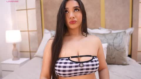 Snapshot of lyrabellini chatting on June 10, 10:47 am online show from June 10, 10:47 am