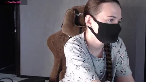 Snapshot of m00n8kiki chatting on November 15, 5:49 am Ksu online show from November 15, 5:49 am