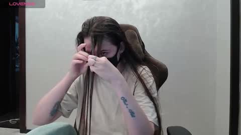 Snapshot of m00n8kiki chatting on December 4, 9:07 am Ksu online show from December 4, 9:07 am