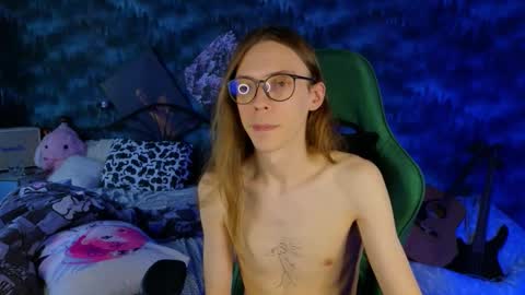 Snapshot of m1shq chatting on October 10, 10:25 am m1shq online show from October 10, 10:25 am