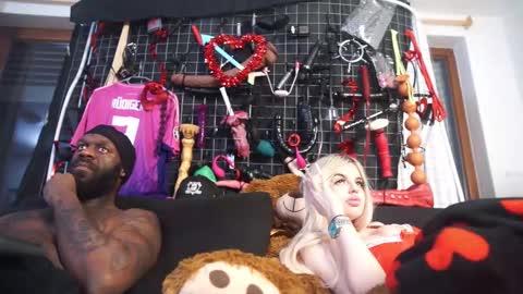 Snapshot of mac_troy chatting on February 11, 11:10 pm Mac Troy online show from February 11, 11:10 pm