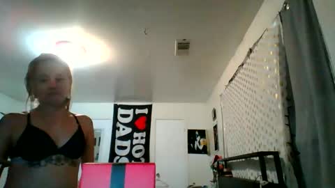 Snapshot of maceyloves chatting on May 29, 12:08 am maceyloves online show from May 29, 12:08 am