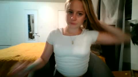 Snapshot of maceyloves chatting on August 7, 2:13 am maceyloves online show from August 7, 2:13 am