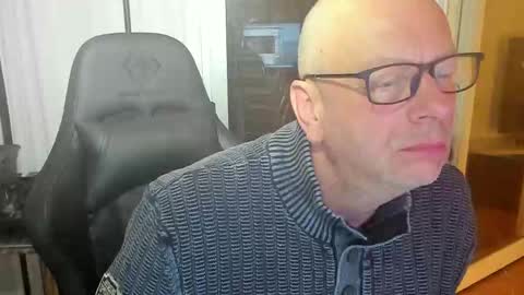 Snapshot of machinegun3dx chatting on November 27, 6:10 pm Andy online show from November 27, 6:10 pm