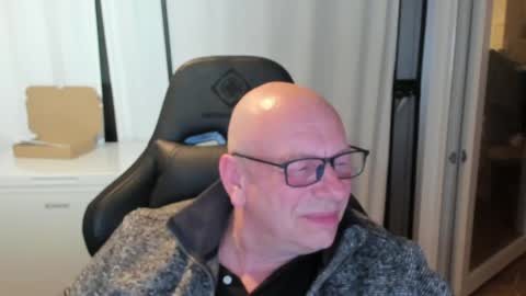 Snapshot of machinegun3dx chatting on April 15, 10:32 pm Andy online show from April 15, 10:32 pm