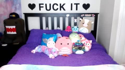 Mackenzie Wolfe online show from November 7, 4:45 am