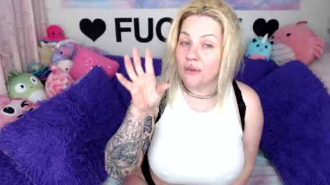 Snapshot of mackenziewolfe chatting on May 22, 4:08 am Mackenzie Wolfe online show from May 22, 4:08 am
