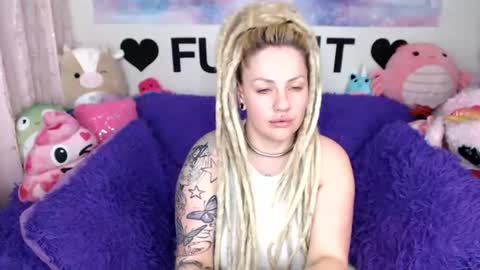 Snapshot of mackenziewolfe chatting on June 13, 4:10 am Mackenzie Wolfe online show from June 13, 4:10 am