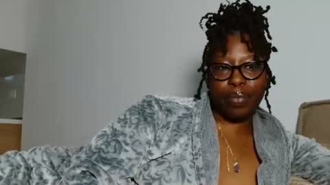 Snapshot of madamindigo chatting on January 8, 5:54 am YourMadamIndigo online show from January 8, 5:54 am