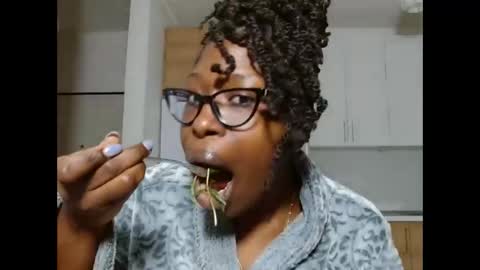 Snapshot of madamindigo chatting on February 3, 4:56 pm YourMadamIndigo online show from February 3, 4:56 pm