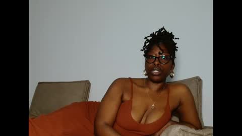 Snapshot of madamindigo chatting on February 8, 7:28 pm YourMadamIndigo online show from February 8, 7:28 pm