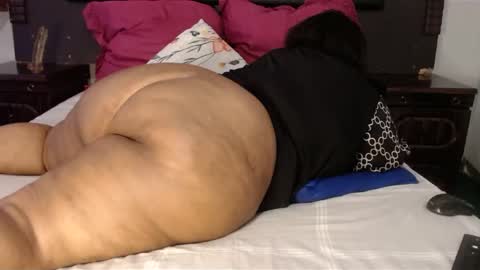 Snapshot of madamzee chatting on December 8, 9:02 am madamzee online show from December 8, 9:02 am