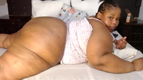 Snapshot of madamzee chatting on December 16, 7:43 pm madamzee online show from December 16, 7:43 pm