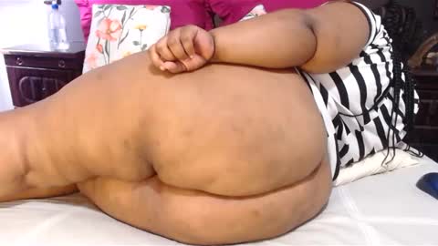 Snapshot of madamzee chatting on January 7, 9:29 am madamzee online show from January 7, 9:29 am