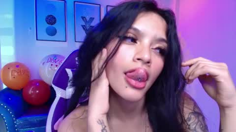 maddie_t18 online show from May 16, 11:36 pm