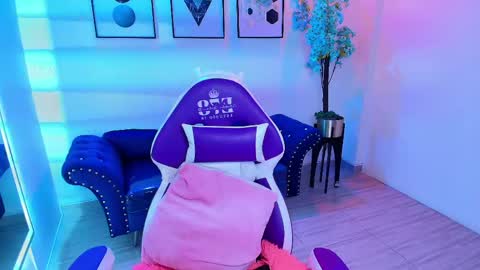 maddie_t18 online show from May 23, 11:36 am