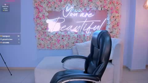 Snapshot of maddisonlowe chatting on February 20, 10:27 am Maddison online show from February 20, 10:27 am