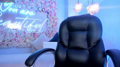 Snapshot of maddisonlowe chatting on November 13, 4:33 am Maddison online show from November 13, 4:33 am