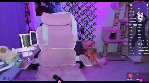 Snapshot of maddyfoox chatting on June 19, 11:19 pm Maddy Foox online show from June 19, 11:19 pm