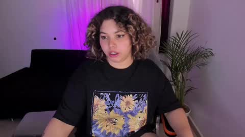 Snapshot of madelaine_taylor chatting on January 11, 11:45 am madelaine_taylor online show from January 11, 11:45 am