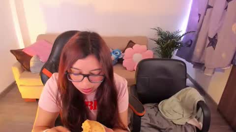 Snapshot of madelaine_taylor chatting on November 22, 3:22 pm madelaine_taylor online show from November 22, 3:22 pm