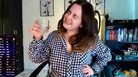 Snapshot of madelamee chatting on June 25, 9:08 pm madelamee online show from June 25, 9:08 pm