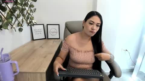 Snapshot of madeleine_w chatting on October 21, 12:22 am Madeleine online show from October 21, 12:22 am