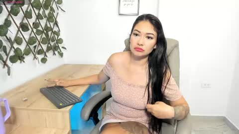 Snapshot of madeleine_w chatting on May 19, 12:05 am Madeleine online show from May 19, 12:05 am