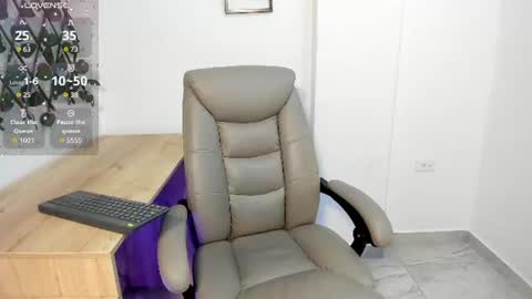 Snapshot of madeleine_w chatting on August 1, 12:43 am Madeleine online show from August 1, 12:43 am
