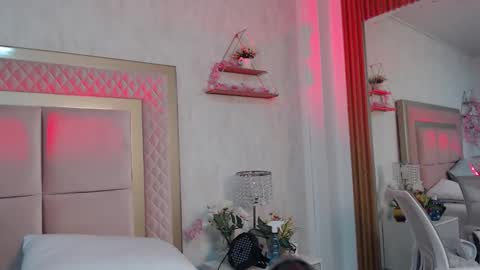 madhison_5 online show from April 23, 12:15 pm