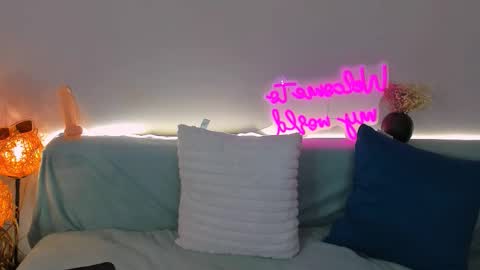 Snapshot of madis0n_crystal chatting on December 16, 12:15 am Madison online show from December 16, 12:15 am