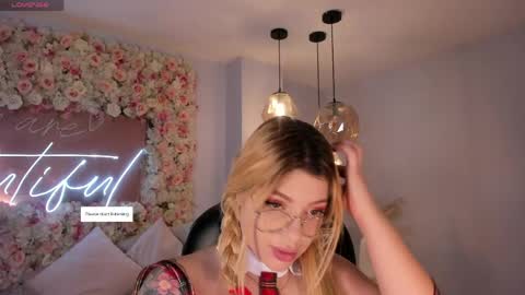 Snapshot of madisonkane chatting on May 4, 11:17 am Madison Kane online show from May 4, 11:17 am
