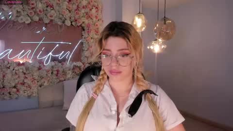 Snapshot of madisonkane chatting on May 6, 11:15 am Madison Kane online show from May 6, 11:15 am