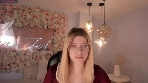 Snapshot of madisonkane chatting on May 8, 11:04 am Madison Kane online show from May 8, 11:04 am